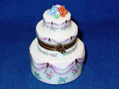 WEDDING CAKE W/ FLOWERS